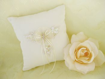 Regal Ring Pillow – Ivory Edition #0213